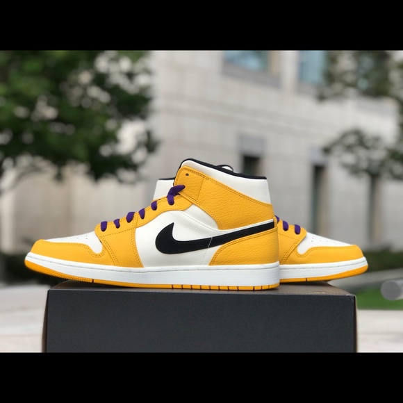 Nike Air Jordan 1 Mid - Picture 2 of 6